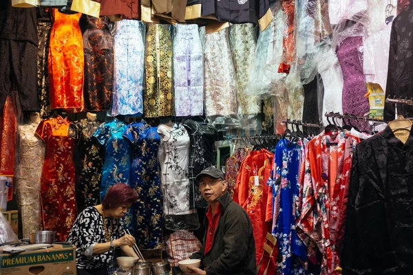 Una Pareja Que Vende Qipao Otras Prendas Cena Puesto Mercado — Foto de Stock