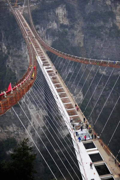 2016年1月27日 中国湖南省张家界市武陵源风景名胜景区张家界大峡谷上 世界上最长 最高的玻璃底桥正在建设中 — 图库照片