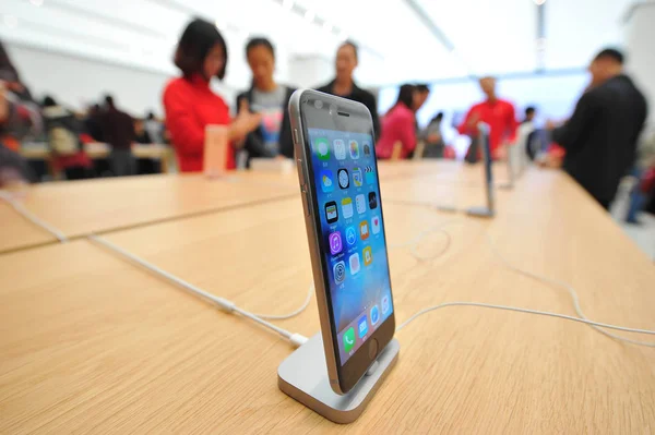 Chinese Klanten Uitproberen Iphone Smartphones Een Onlangs Geopende Apple Store — Stockfoto