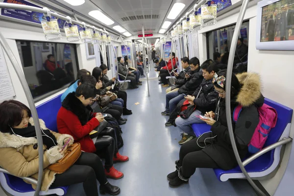 Los Pasajeros Chinos Utilizan Sus Teléfonos Inteligentes Tren Subterráneo Beijing —  Fotos de Stock