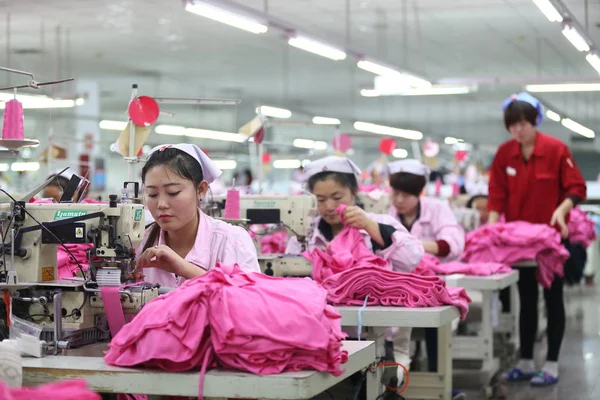 Женщины Китаянки Шьют Одежду Швейной Фабрике Городе Джимо Провинция Шаньдун — стоковое фото