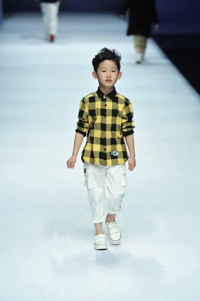Modelo Infantil Exibe Uma Nova Criação Desfile Moda Tingzu Durante — Fotografia de Stock