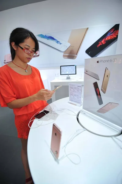 Egy Ügyfél Próbál Egy Iphone Okostelefon Egy Apple Áruházban Nanning — Stock Fotó