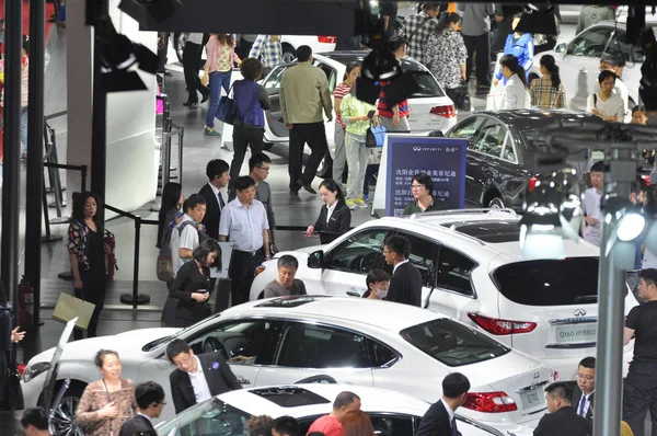 Visitantes Olham Para Carros Infiniti Durante Uma Exposição Automóveis Cidade — Fotografia de Stock