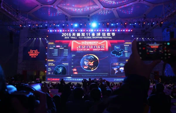 기자는 Gmv Alibaba의 Taobao의 사이트와 Tmall 2015 Tmall 글로벌 축제를 — 스톡 사진