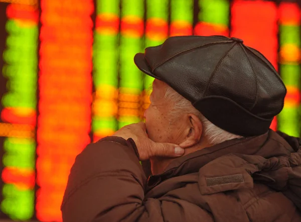 Dotyčné Čínský Investor Dívá Obrazovku Zobrazení Ceny Akcií Červená Pro — Stock fotografie