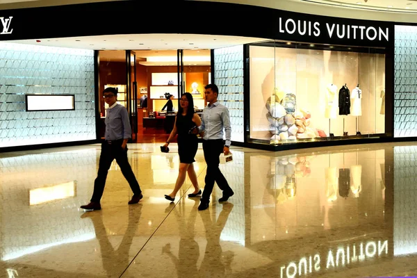 Elsétálnak Butik Louis Vuitton Egy Bevásárlóközpontban Shanghai Kína November 2015 — Stock Fotó