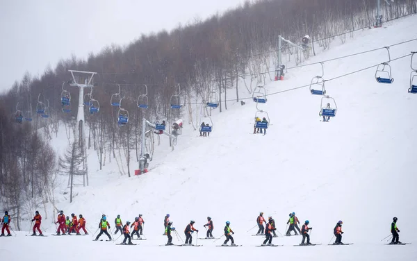 Människor Njuter Skidåkning Skidort Chongli County Zhangjiakou City Norra Kinas — Stockfoto