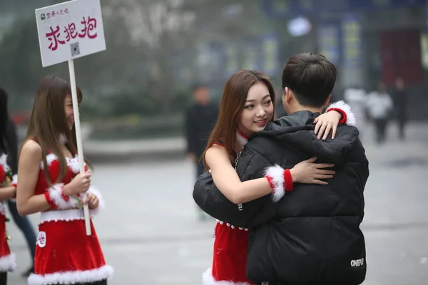 Молода Китайська Дівчина Одягнена Різдвяний Костюм Обіймає Пішоходів Вулиці Щоб — стокове фото