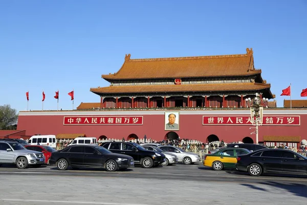 Carros Passam Pela Praça Tiananmen Sob Céu Azul Depois Dias — Fotografia de Stock