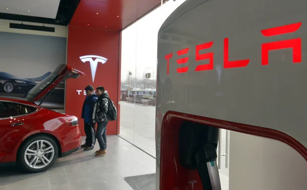 Покупатели Смотрят Электромобиль Model Представленный Магазине Tesla Пекине Китай Января — стоковое фото