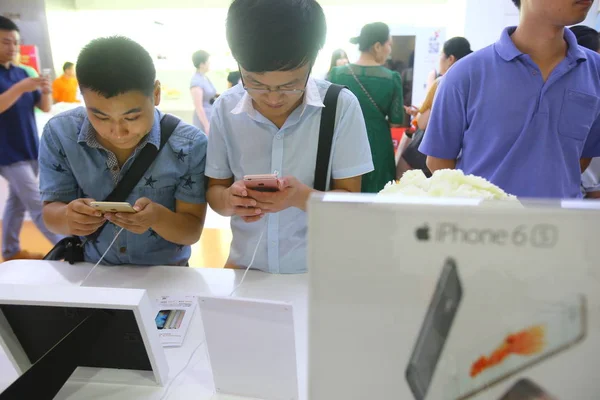 Πελάτες Δοκιμάσουν Smartphone Iphone Ένα Υποκατάστημα Της Κίνας Unicom Στη — Φωτογραφία Αρχείου