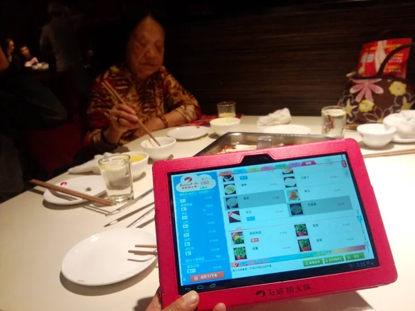 Kinesisk Kund Beställer Mat Tablet Hotpot Restaurang Haidilao Wuhan City — Stockfoto