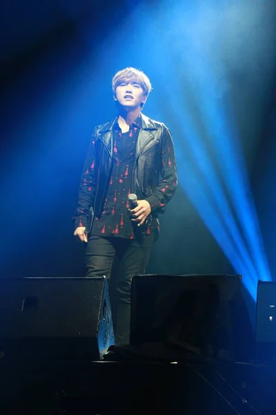 Ein Mitglied Der Südkoreanischen Boygroup B1A4 Tritt Bei Ihrem Konzert — Stockfoto