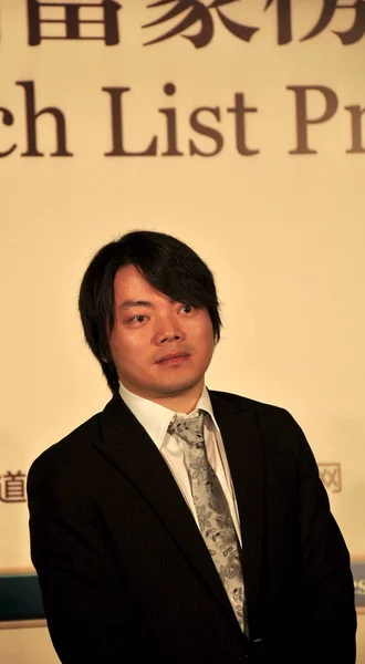 21世紀メディア社の前社長であるシェン ハオ氏は 2010年10月28日に中国 上海で開催された2010年フォーブス チャイナ リッチ リストの記者会見でポーズをとる — ストック写真