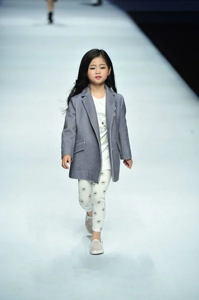 Seorang Model Anak Menampilkan Kreasi Baru Fashion Show Tingzu Selama — Stok Foto