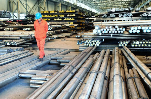 2015年10月13日 中国北東部の遼寧省大連市にある鉄鋼工場の倉庫で 中国人労働者が鉄鋼製品の上を歩く — ストック写真