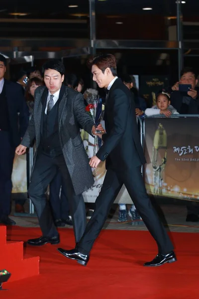 Dél Koreai Színész Lee Min Érkezik Vörös Szőnyegen Daejong Film — Stock Fotó