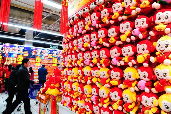 Compradores Chinos Pasan Por Delante Monos Juguete Para Venta Supermercado — Foto de Stock