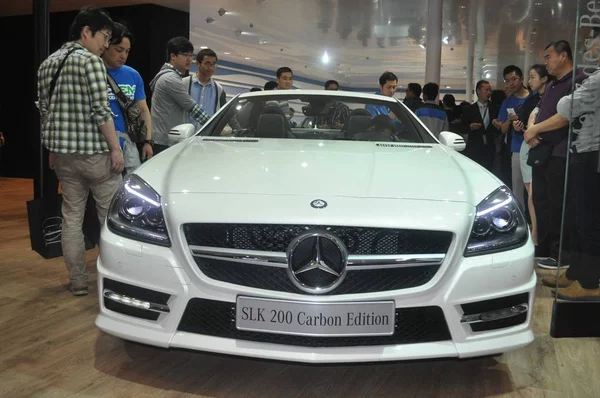 Látogatók Nézz Egy Mercedes Benz Slk 200 Carbon Edition Kiállítás — Stock Fotó