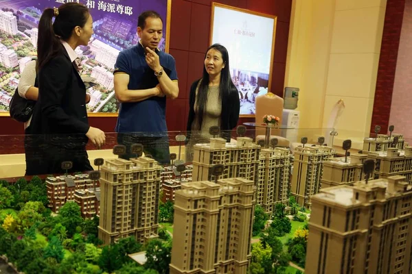 Chinese Homebuyers Look Housing Models Residential Property Project Real Estate — Stock Photo, Image