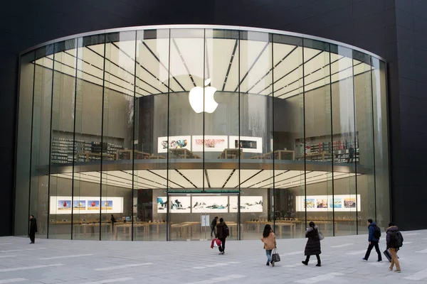 Πεζοί Περπατούν Πέρα Από Ένα Νέο Apple Store Πριν Από — Φωτογραφία Αρχείου