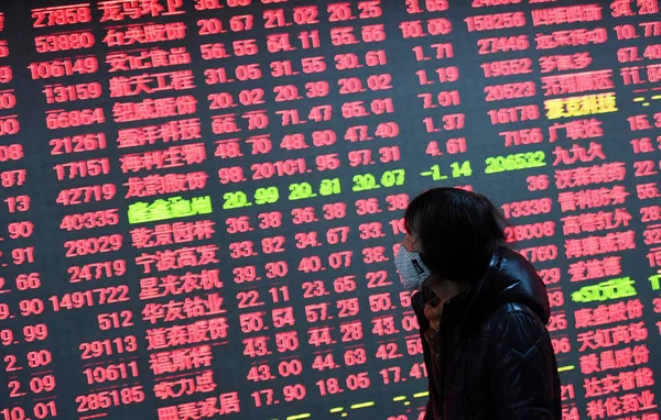 2016 日中国東部の浙江省杭州市の証券の家で 赤の価格上昇 と価格下落のため緑の株式の価格を見て 中国の投資 — ストック写真
