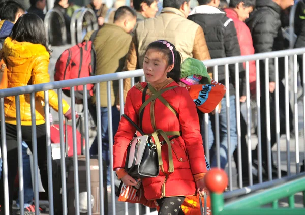 Uma Garota Chinesa Carregando Sua Irmã Mais Nova Estação Ferroviária — Fotografia de Stock