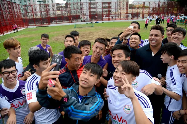2015年11月11日 巴西足球明星罗纳尔多 路易斯 纳扎里奥 德利马 右至上 在中国澳门举行的足球活动中 与年轻学生合影自拍 — 图库照片