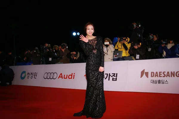 2015年11月26日 韩国女孩团体西斯塔尔 Kim Som 在韩国首尔举行的第36届蓝龙电影大奖的红毯上登上红地毯 — 图库照片
