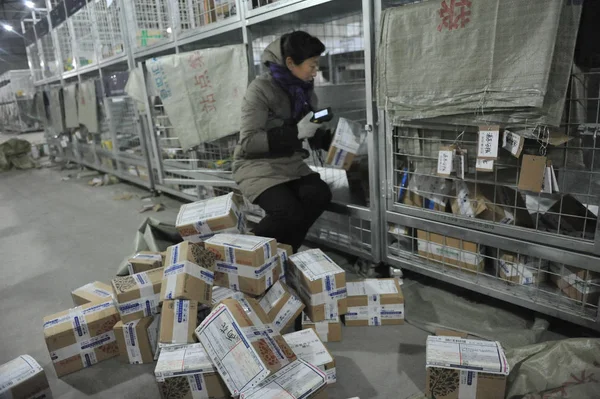 Китайский Рабочий Сортирует Посылки Большинство Которых Интернет Магазинов Распределительном Центре — стоковое фото
