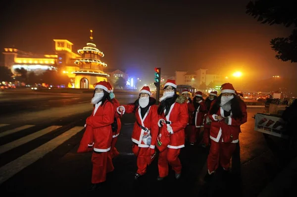 Artistas Vestidos Com Trajes Papai Noel Participam Desfile Para Celebrar — Fotografia de Stock