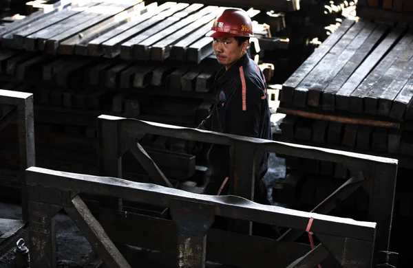 Een Chinese Werknemer Loopt Langs Een Stapel Staalproducten Een Staal — Stockfoto
