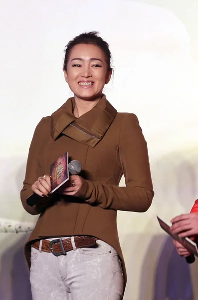 中国女星龚丽在中国西南四川省成都市举行的宣传新片 猴王2 的新闻发布会上微笑 2016年1月28日 中国出局 — 图库照片