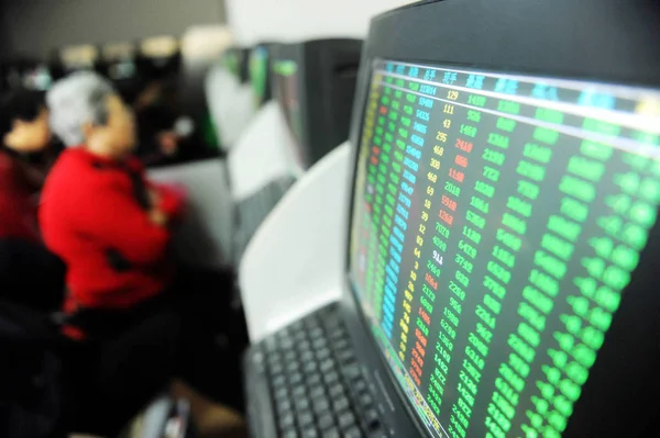 Investitorii Chinezi Analizează Prețurile Acțiunilor Roșu Pentru Creșterea Prețurilor Verde — Fotografie, imagine de stoc