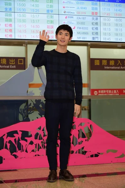 日本演员春鲁玛三浦抵达台湾台北桃园国际机场后挥手致意 2015年12月10日 — 图库照片