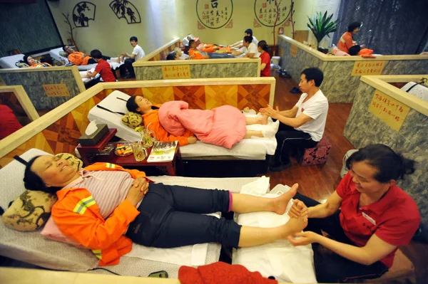 Филе Китайские Рабочие Массируют Ноги Уличных Уборщиков Массажном Салоне Ног — стоковое фото