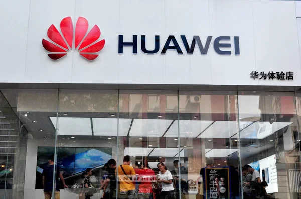 2015年9月13日 中国客户在中国上海华为专卖店试用智能手机 — 图库照片