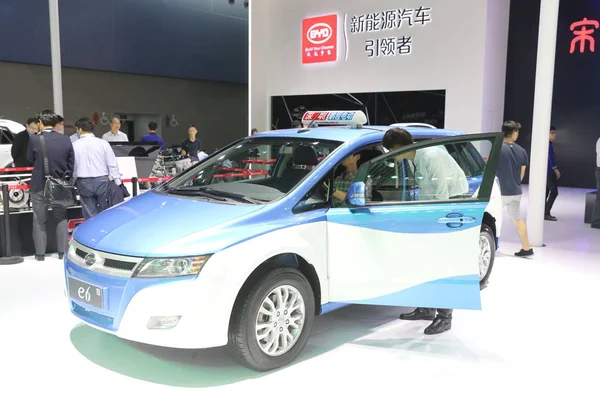 Visitatore Prova Byd Durante 13A Cina Guangzhou Salone Internazionale Dell — Foto Stock