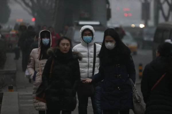 Aralık 2015 Çoğu Yüz Maskeleri Aşınma Yayalar Pekin Çin Ağır — Stok fotoğraf