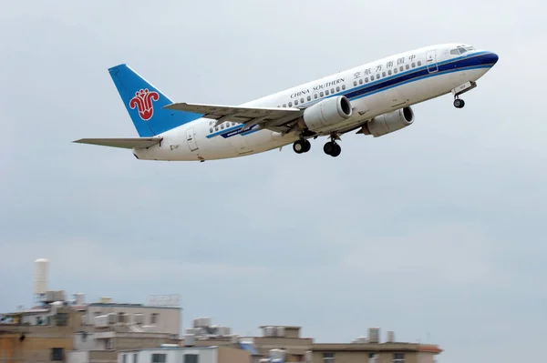中国南方航空の旅客機が2012年6月26日 中国南西部雲南省昆明市の昆明武家空港を離陸 — ストック写真