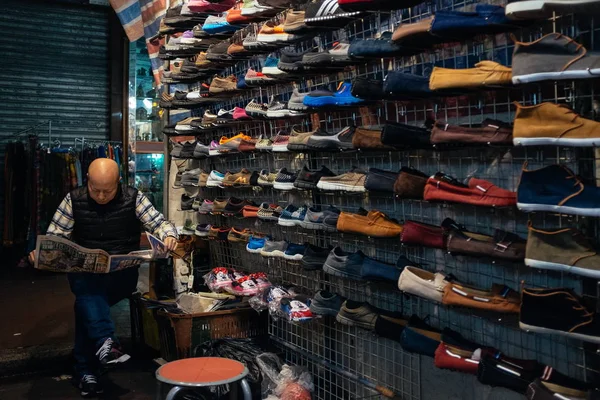 Продавец Обуви Читает Газету Своем Киоске Импровизированном Ночном Рынке Темпл — стоковое фото
