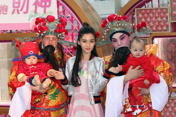Hong Kong Model Und Schauspielerin Angelababy Mitte Posiert Mit Babys — Stockfoto