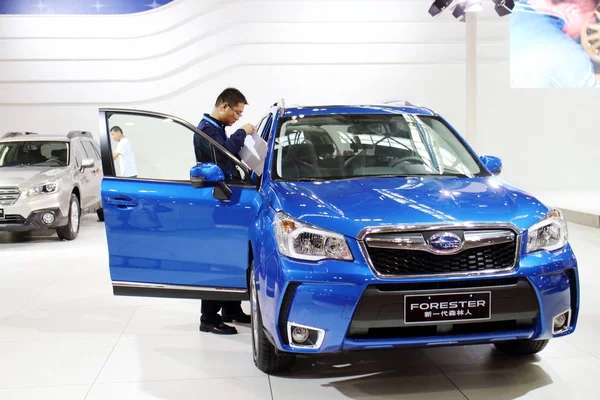 Visitor Looks Subaru Forester Display Auto Show Fuzhou City Southeast — Stock Photo, Image