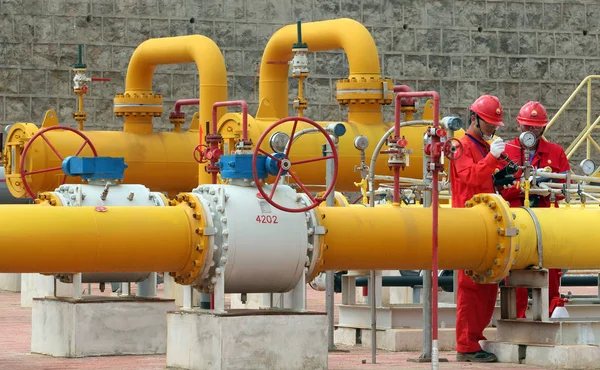 Techniciens Chinois Petrochina Kunlun Gas Ltd Clapets Retour Tuyaux Une — Photo