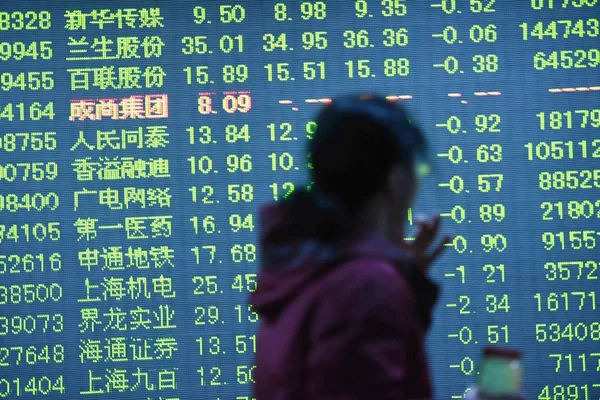 中国の投資は 2016 日中国東部の浙江省杭州市の証券の家で株式の 価格下落のためグリーン の価格を表示する画面を過ぎて歩く — ストック写真