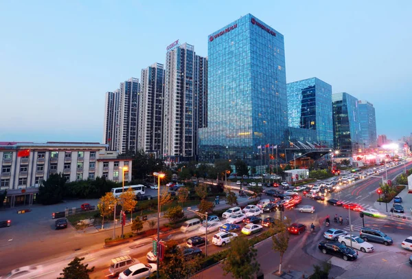 Veículos Passam Por Wanda Plaza Cidade Langfang Província Hebei Norte — Fotografia de Stock