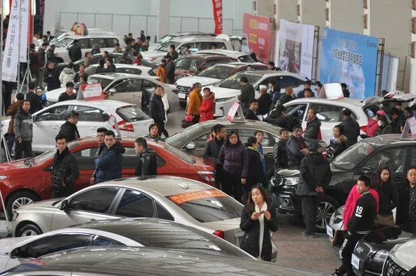 Visitors Look Cars Automobile Exhibition Shenyang City Northeast China Liaoning — Stock Photo, Image