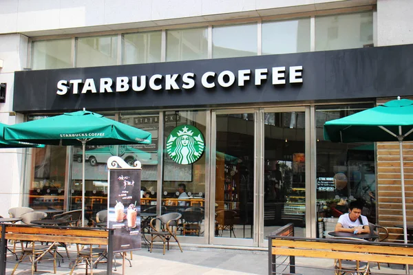 Soubor Zákazníci Těšit Kávu Kavárně Starbucks Coffee Chongqing Čína Srpna — Stock fotografie