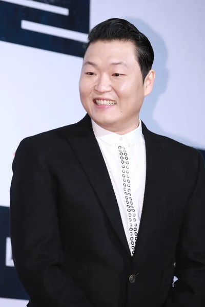 2015年11月16日 韩国歌手朴在生在韩国首尔参加新电影 内心男人 的维普放映活动时摆姿势 他的舞台名字叫 Psy — 图库照片